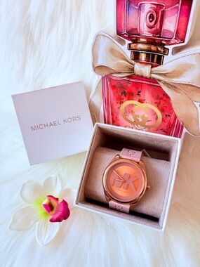🩷🩷Michael Kors Pink Logo Dial Janelle Style women’s watch🩷🩷